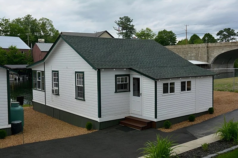 Premier Waterfront 2BR Cottage #9 w/ Screened Porch in Laconia, New Hampshire, United States — photo 3