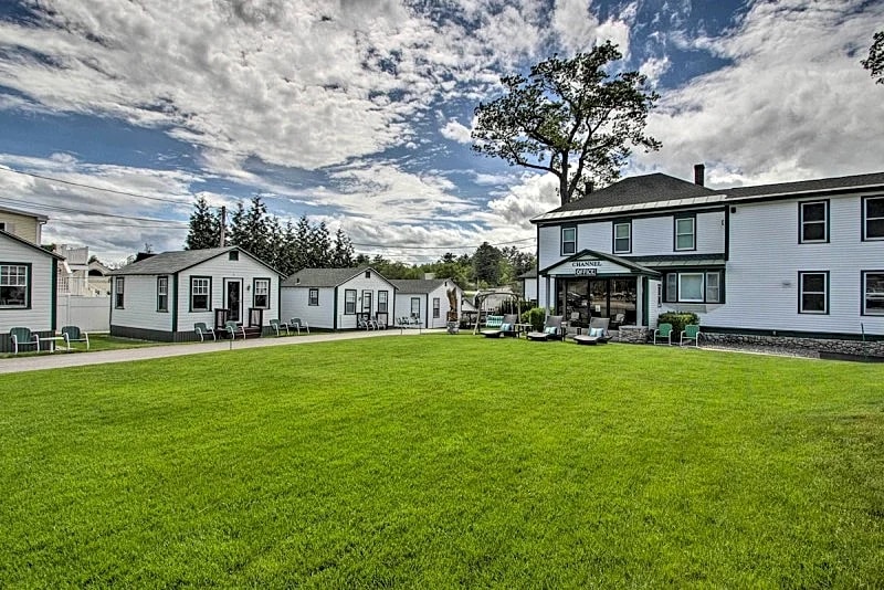 Charming Waterfront Cottage #8 with Channel Views in Laconia, New Hampshire, United States — photo 4
