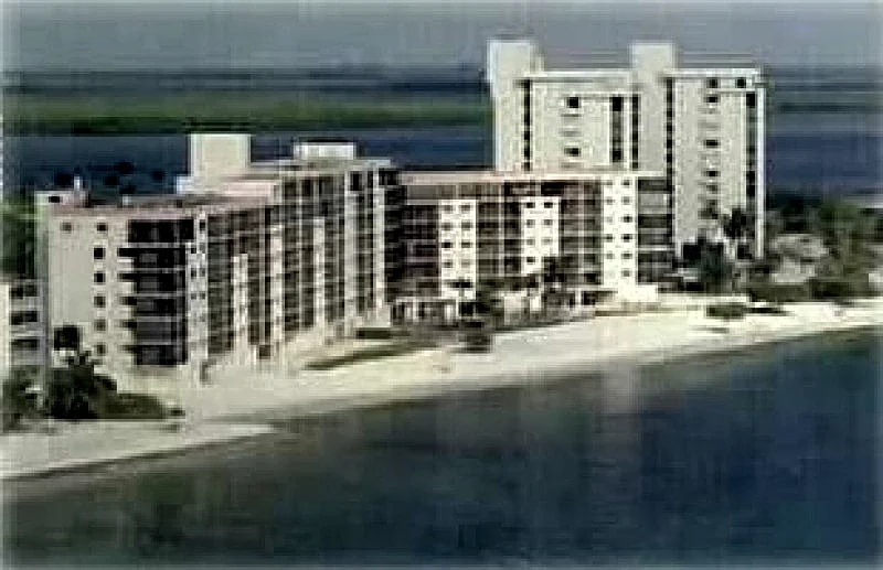 Super Clean luxury for Less Beachfront Condo with Pool Property overview in Fort Myers Beach, Florida, United States — photo 3