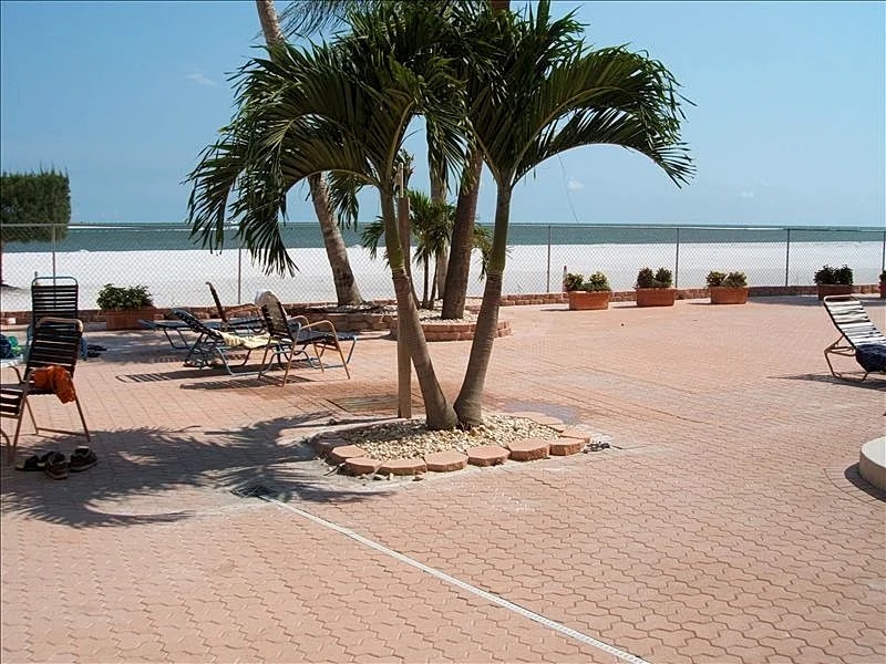 Super Clean luxury for Less Beachfront Condo with Pool Property overview in Fort Myers Beach, Florida, United States — photo 2