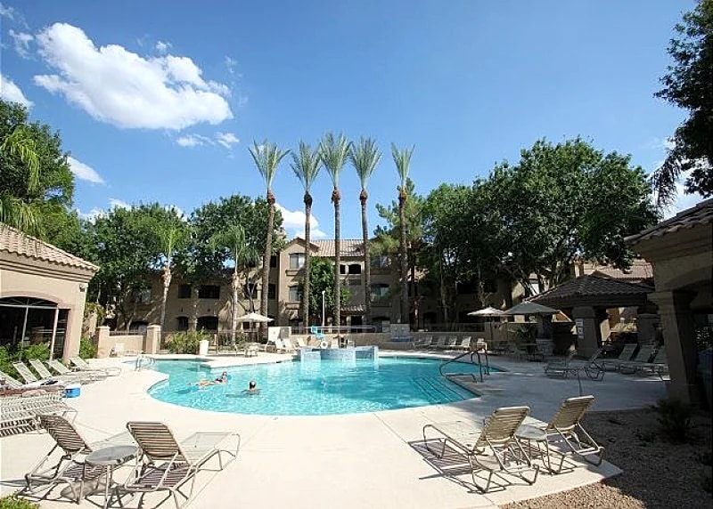 Nicely equipped condo in North Scottsdale w/ AMENITIES. Close to it all...