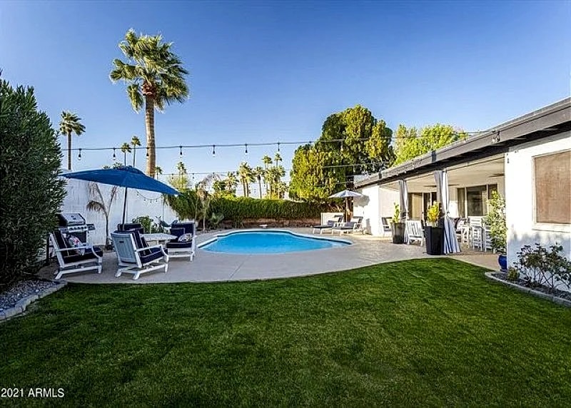 Large Pool and Entertainers Delight Yard! in Phoenix, Arizona, United States — photo 3