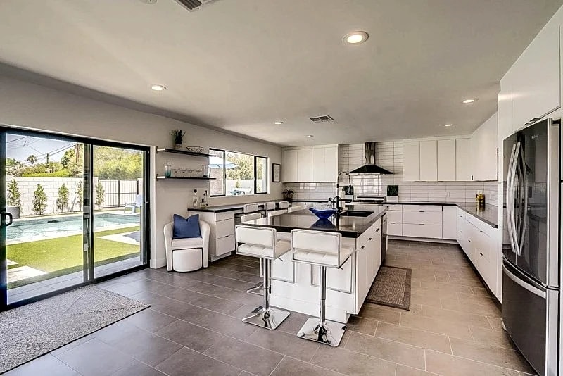 New Modern 4bd, pool/spa 1 minute walk to old town hot spots