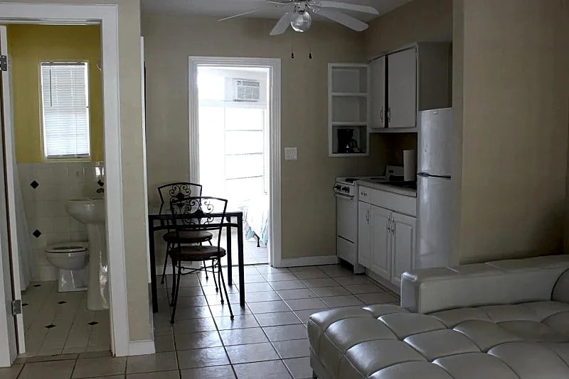 C2- 1 BR, Direct waterfront 2 min walk 2 beach in Clearwater, Florida, United States — photo 5