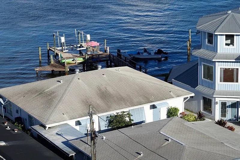 V1-2 BR, direct waterfront, 2 min walk to beach in Clearwater, Florida, United States — photo 5