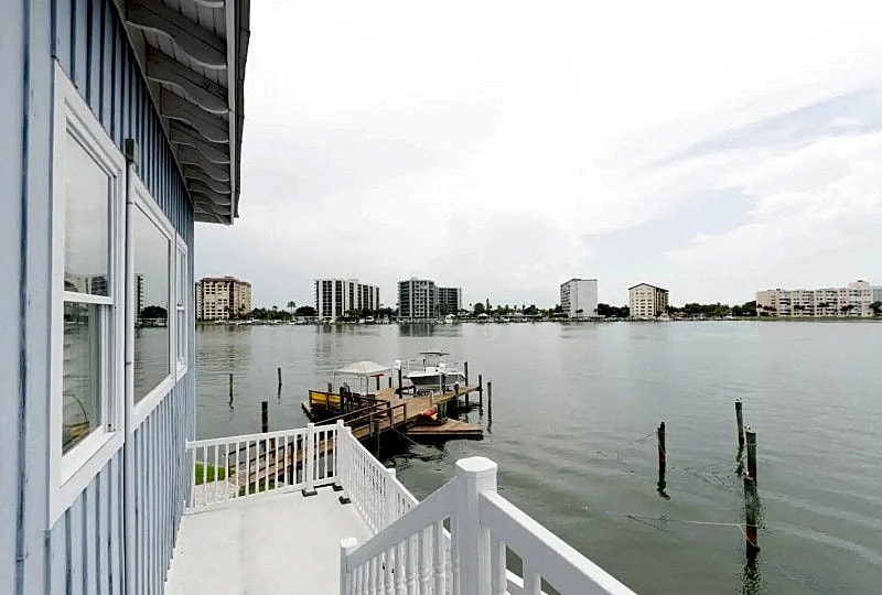 Huge waterfront home 2min walk 2 beach, 10+PPL in United States — photo 4
