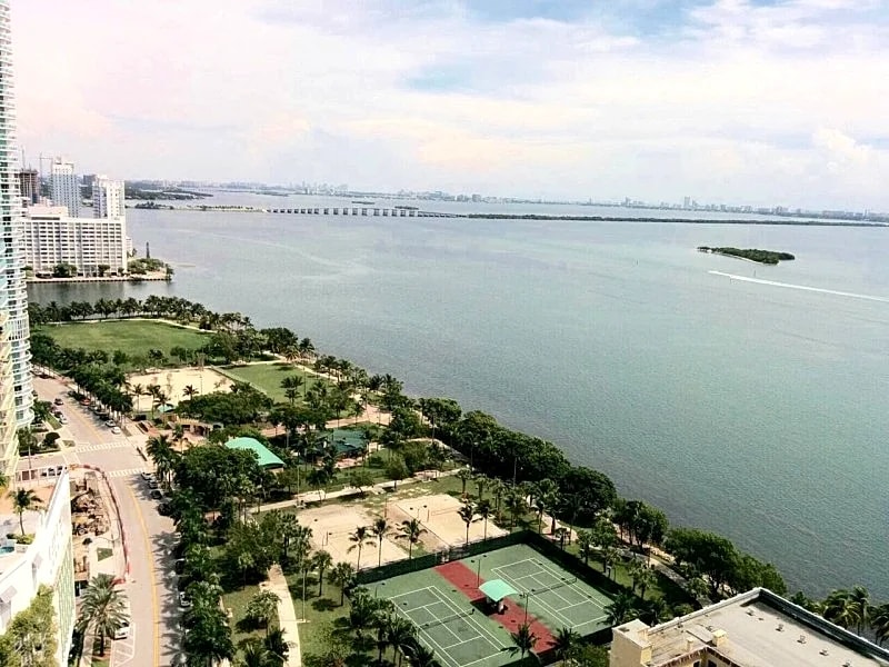 Resort living - Million $ view Prime Location in Miami, Florida, United States — photo 4