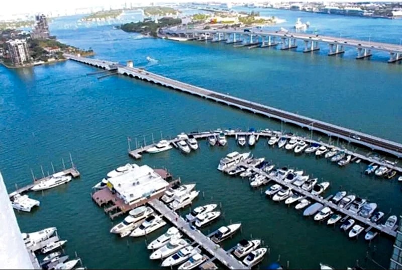 The Grand Resort style- 10min to beach & brickle. in Miami, Florida, United States — photo 3