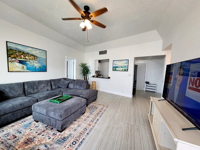 Beautiful 2/2 condo right on the beach with water view from every room. in Belleair Beach, Florida, United States — photo 4