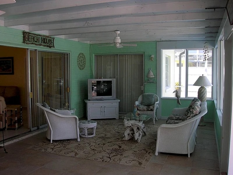 Iguana Cottage. Five minute walk to beach. On canal with pool. in Fort Myers Beach, Florida, United States — photo 3