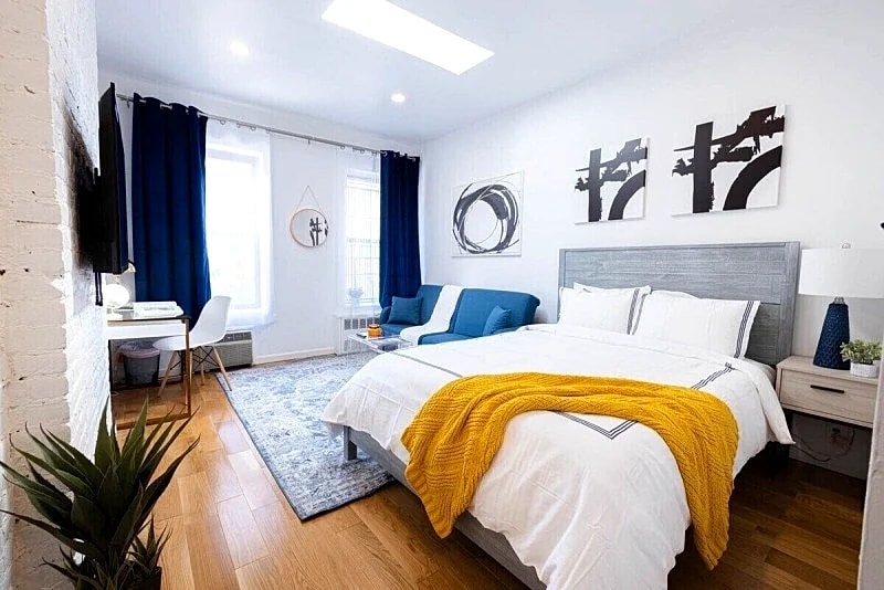 26-4A New Studio prime 20's W/D Shared Courtyard