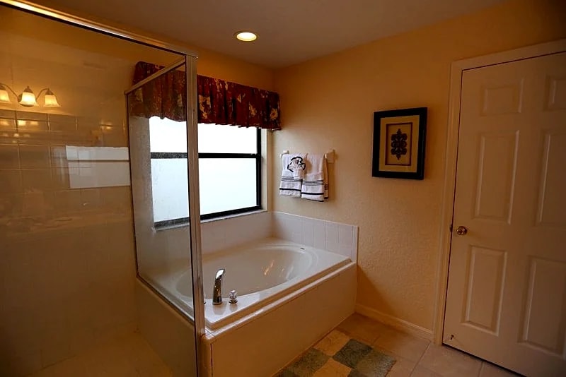 New Luxury Villa! 6 miles to Disney * Pool, Hottub. Free WiFi. Dining/Shopping in Kissimmee, Florida, United States — photo 5
