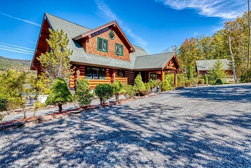 CUSTOM LOG CABIN SLEEPS 23 ,SOARING CEILINGS FESTIVALS, LAKEFRONT 10 KAYAKSMORE in Hunter, New York, United States — photo 2