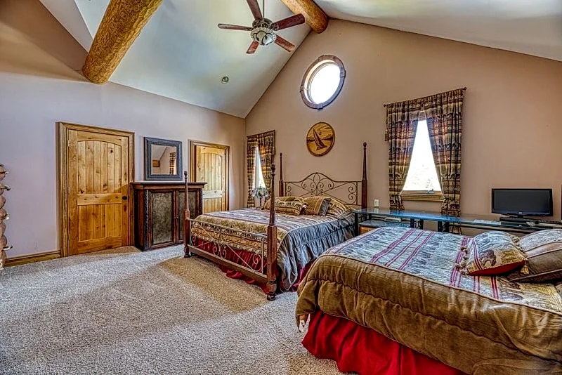 CUSTOM LOG CABIN SLEEPS 23 ,SOARING CEILINGS FESTIVALS, LAKEFRONT 10 KAYAKSMORE in Hunter, New York, United States — photo 5