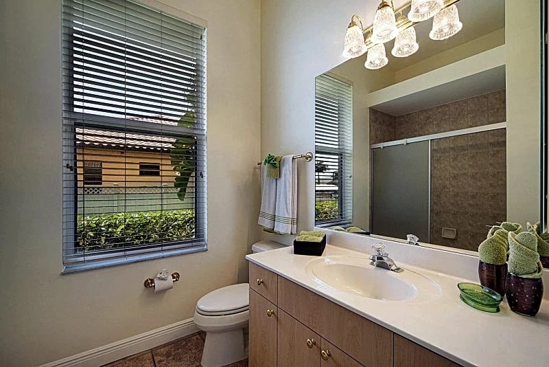 CCVS - Villa Coconut Cove: Canalfront Retreat with Pool, Spa & Pool Table in Cape Coral
