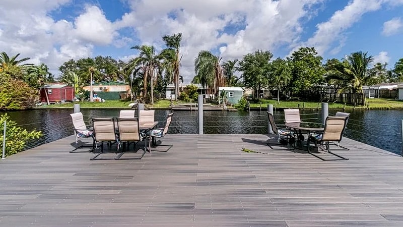 TROPICAL WATERFRONT.. 5 BEDROOMS. 2 BATH. WATER FRONT HOME. in Hollywood, Florida, United States — photo 4