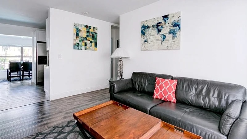 TROPICAL WATERFRONT.. 5 BEDROOMS. 2 BATH. WATER FRONT HOME. in Hollywood, Florida, United States — photo 2