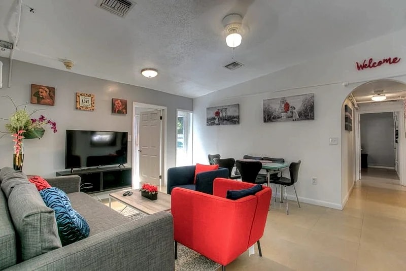 AMAZING HOLLYWOOD RETREAT..4 BEDROOMS 2 BATH PRIVATE HOME.
