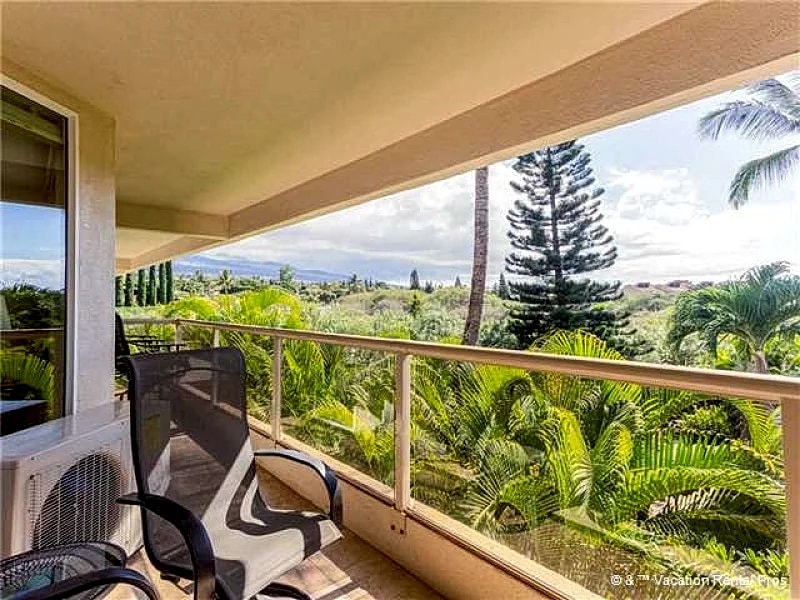Maui Banyan T-305 - Ocean View Beach Condo for 10 in Kihei, Hawaii, United States — photo 2