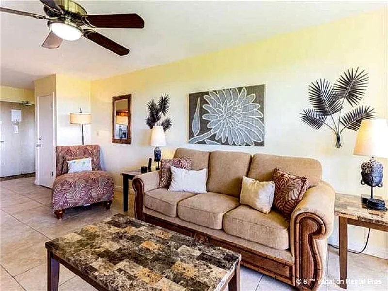 Maui Banyan T-305 - Ocean View Beach Condo for 10 in Kihei, Hawaii, United States — photo 3