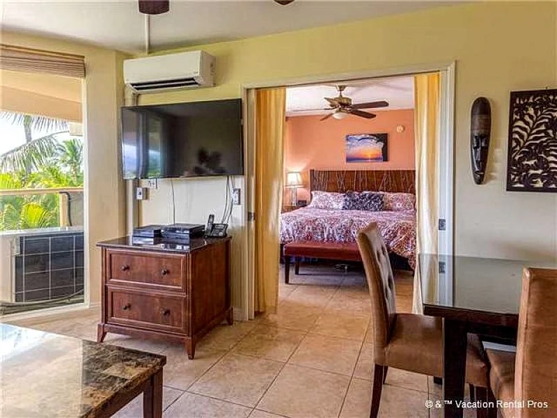 Maui Banyan T-305 - Ocean View Beach Condo for 10 in Kihei, Hawaii, United States — photo 4