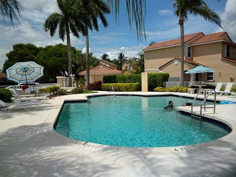 Ground Fl l House: in Pembroke Pines - Private Patio Community Pool