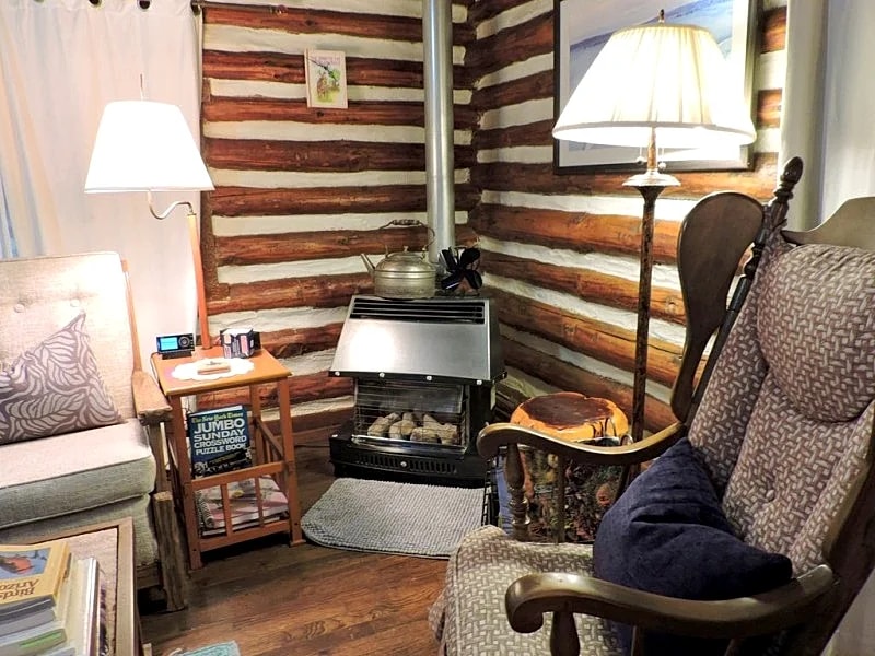 Authentic Log Cabin, 1.25 Acres, Seasonal Creek, Fireplace! 1.6 Miles to Square in Prescott, Arizona, United States — photo 3