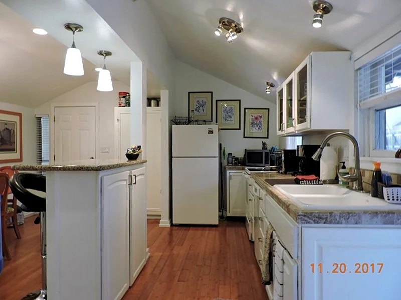 Sparkling Clean, Open Floor Plan, Fireplace, Lanai,1.25 Acres &1.6 mi. > Square in Prescott, Arizona, United States — photo 5