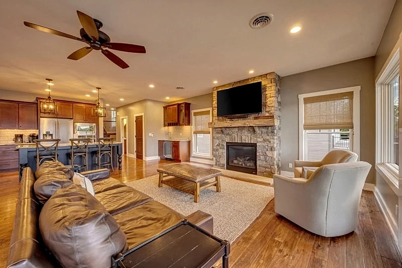 "Lake Front Vista" 9 Bdrm, 4.5 Bath, Dock, Hot Tub, Pool Table, Shuffleboard, Fire Pit, Gas Grill in Lake Harmony, Pennsylvania, United States — photo 5