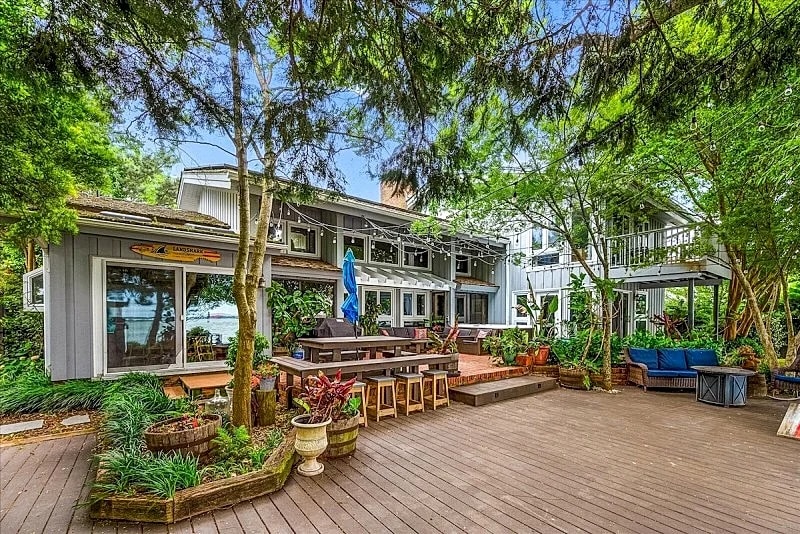 6 Bedroom/3.5 Bath Direct Bayfront Home Near the Beach in Downtown Ocean City in Ocean City, Maryland, United States — photo 2