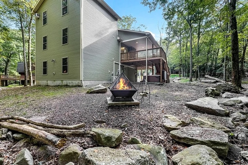 "Aspen" Near Lake/ Beach/ Skiing, Sound System, Grill, Pool Table, Hot Tub, Fire Pit, Gas Fireplaces in Lake Harmony, Pennsylvania, United States — photo 3