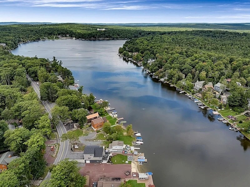 Lake Front! "Great Lake Escape" Dock w/ Hot Tub, Fire Pit, Pool Table, Foosball & Shuffleboard in Lake Harmony, Pennsylvania, United States — photo 3