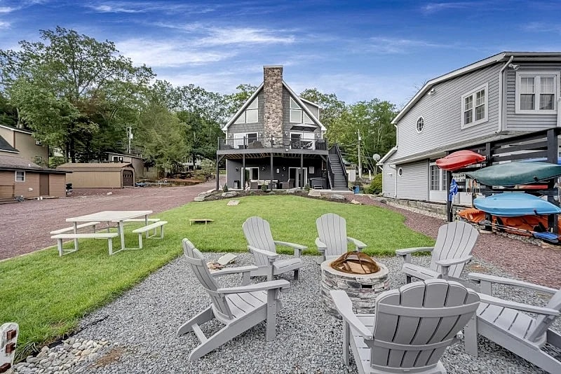 Lake Front! "Great Lake Escape" Dock w/ Hot Tub, Fire Pit, Pool Table, Foosball & Shuffleboard in Lake Harmony, Pennsylvania, United States — photo 4