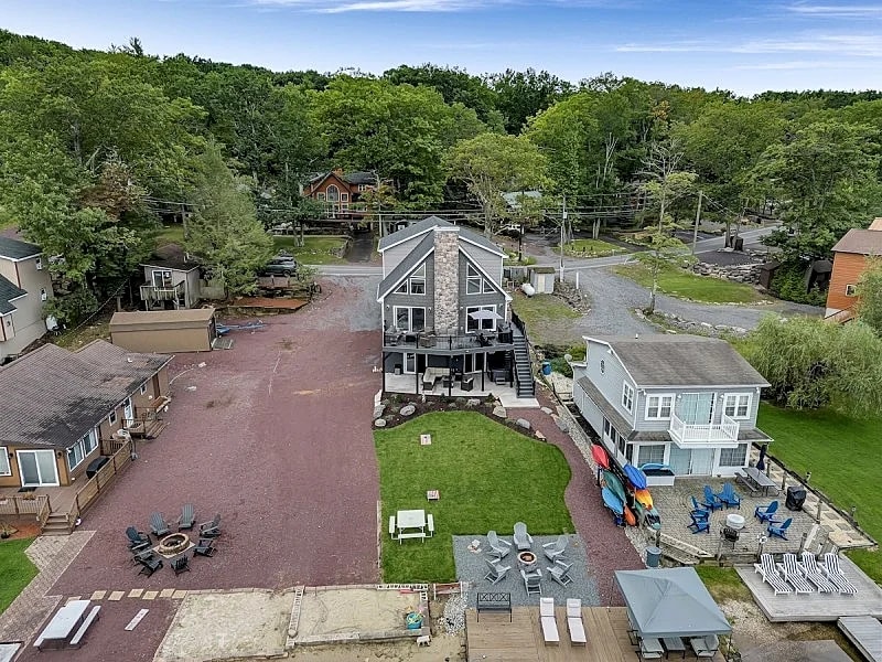 Lake Front! "Great Lake Escape" Dock w/ Hot Tub, Fire Pit, Pool Table, Foosball & Shuffleboard in Lake Harmony, Pennsylvania, United States — photo 2