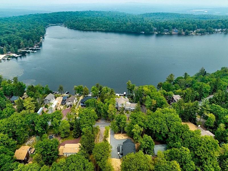 "Lucky Buck" Newly-Built, Near Lake & Golf, Fire Pit, Hot Tub, Grill, Game Room Bar, EV Charger in Lake Harmony, Pennsylvania, United States — photo 3