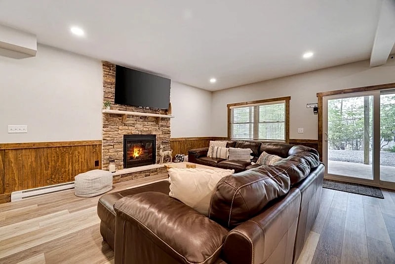"Lucky Buck" Newly-Built, Near Lake & Golf, Fire Pit, Hot Tub, Grill, Game Room Bar, EV Charger in Lake Harmony, Pennsylvania, United States — photo 4