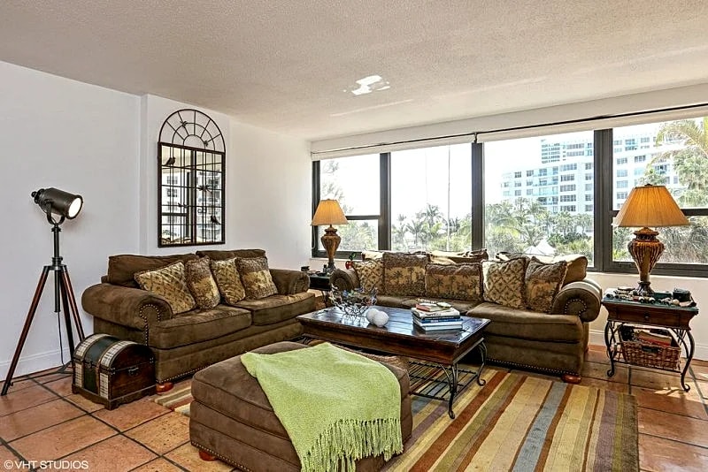 large 1200 sq ft fully updated, sunny southern exposure large balcony ocean view in Miami, Florida, United States — photo 5