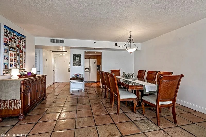 large 1200 sq ft fully updated, sunny southern exposure large balcony ocean view in Miami, Florida, United States — photo 4