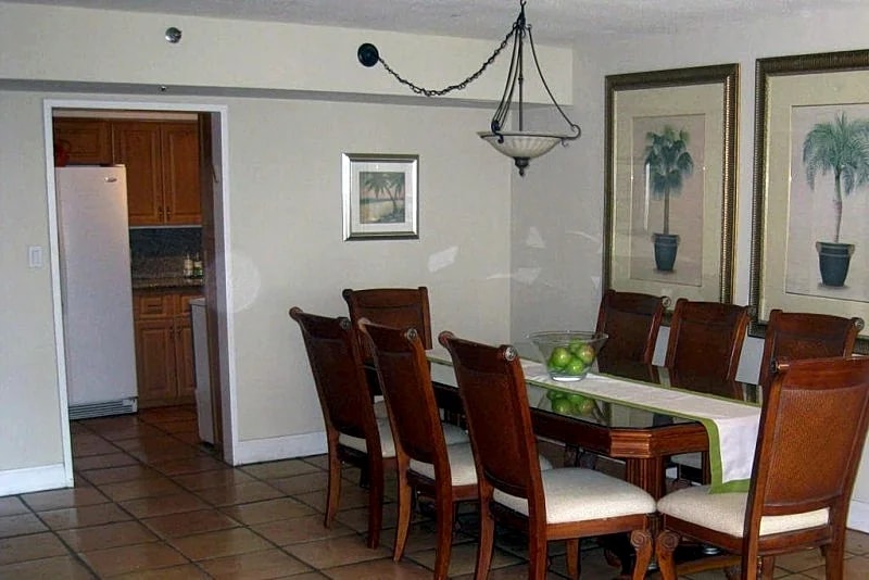 large 1200 sq ft fully updated, sunny southern exposure large balcony ocean view in Miami, Florida, United States — photo 3