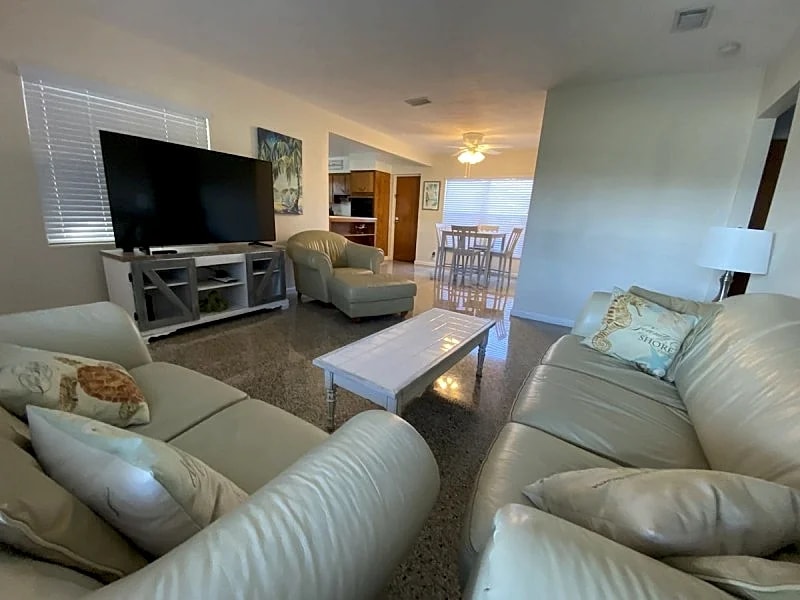 Walk to Beach, restaurants and shops “The Estate” in Largo, Florida, United States — photo 2