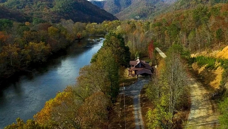 Craftsman Style River House sitting on the French Broad River! in Marshall, North Carolina, United States — photo 4