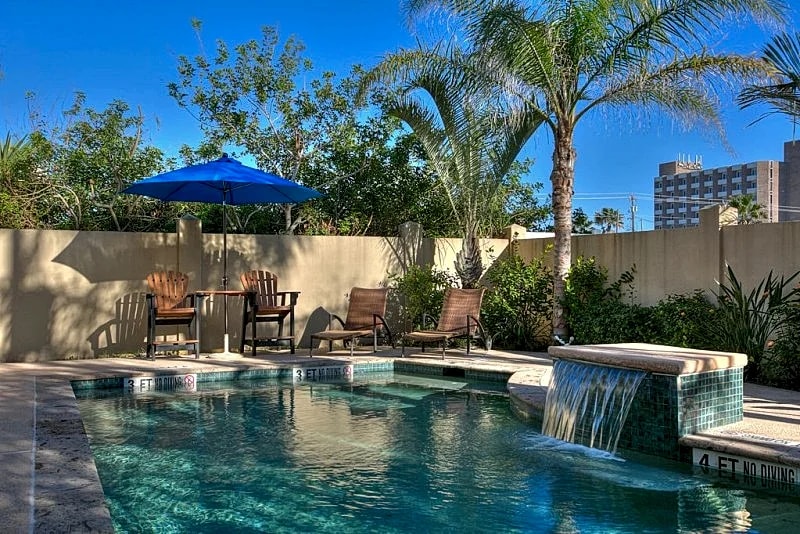 Beautifully Decorated and Great Location Beach House Sleeps 10+ Pool in South Padre Island, Texas, United States — photo 2