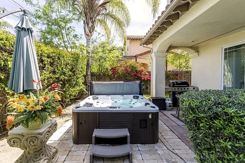 ULTRA BEAUTIFUL BIG LA HOME -NEW FURNITURE-NEW JACUZZI-KING BEDS-COMFORTABLE in Van Nuys, California, United States — photo 2