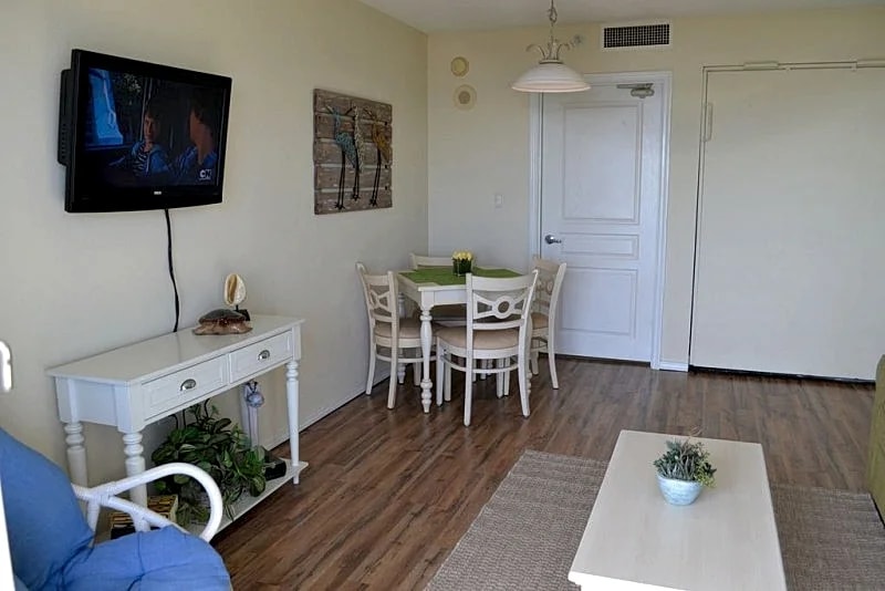 Awesome Direct Oceanfront 1 BR Condo Sleeps 4-8. Linens Included. in North Myrtle Beach, South Carolina, United States — photo 5