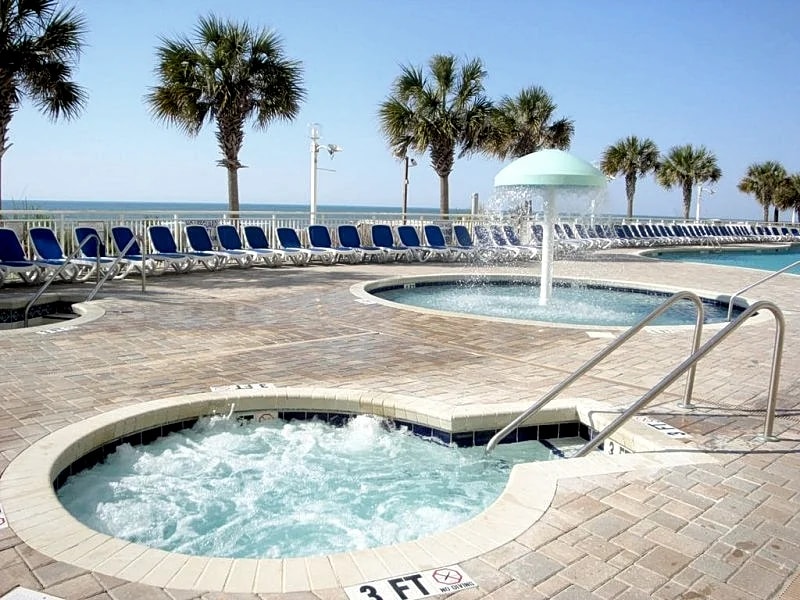 Awesome Direct Oceanfront 1 BR Condo Sleeps 4-8. Linens Included. in North Myrtle Beach, South Carolina, United States — photo 3