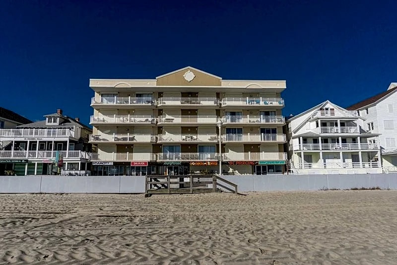Great Large Ocean Front Condo Directly on Boardwalk Elevated Pool 70" HD in Ocean City, Maryland, United States — photo 4