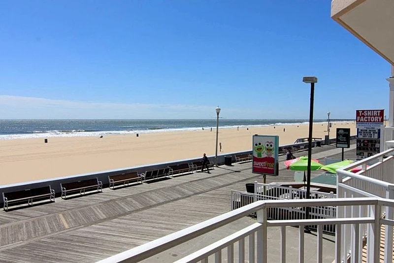 Great Large Ocean Front Condo Directly on Boardwalk Elevated Pool 70" HD in Ocean City, Maryland, United States — photo 2