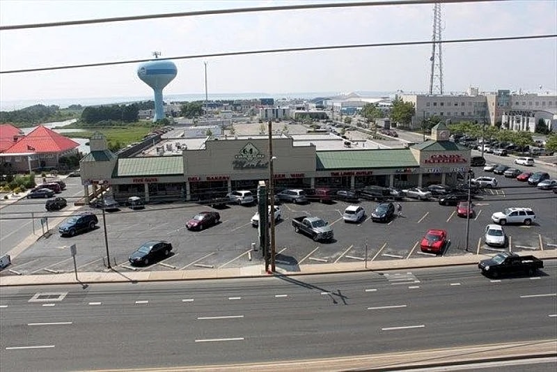 Mid-Town 2 Level Condo Steps to the Beach & Favorite Restaurants in Ocean City, Maryland, United States — photo 2