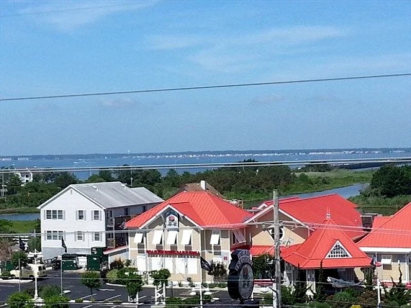 Mid-Town 2 Level Condo Steps to the Beach & Favorite Restaurants in Ocean City, Maryland, United States — photo 4