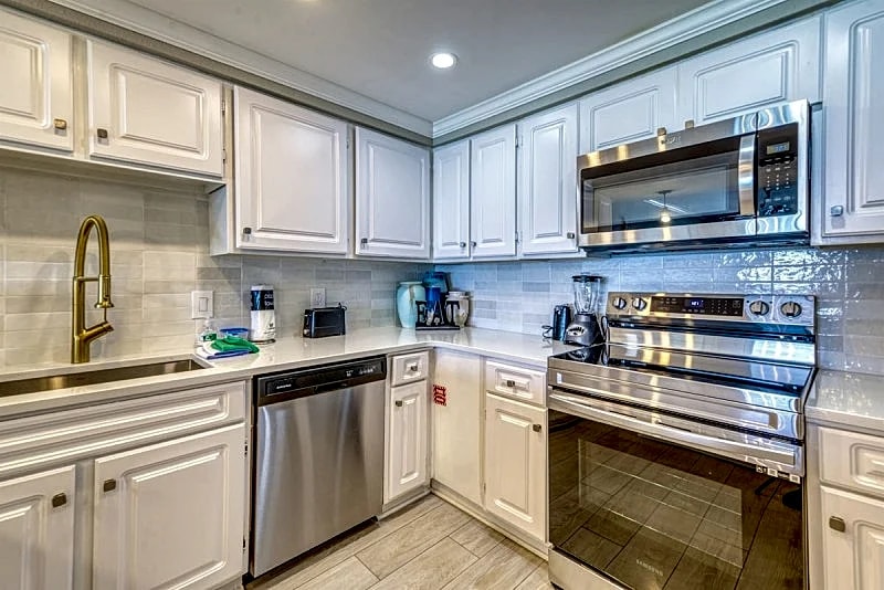 C302 | Beachfront with Beach Service, Pool, & WiFi in Miramar Beach, Florida, United States — photo 4